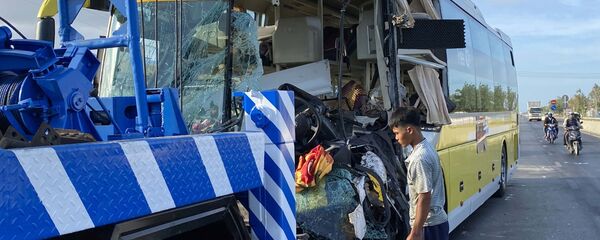 Vụ va chạm đã làm đầu xe khách giường nằm biển kiểm soát 85B - 003.10 nát vụn. Vụ va chạm đã làm đầu xe khách giường nằm biển kiểm soát 85B - 003.10 nát vụn. - Sputnik Việt Nam