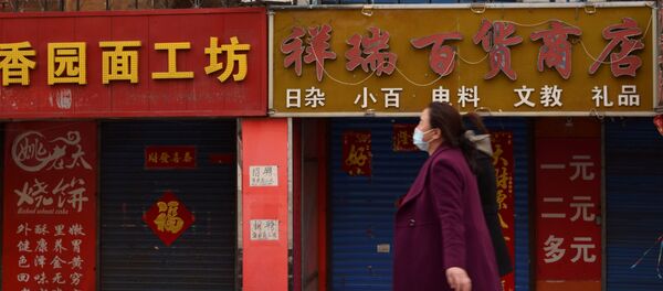 Người phụ nữ đeo mặt nạ đi qua các cửa hàng đóng cửa Người phụ nữ đeo mặt nạ đi qua các cửa hàng đóng cửa - Sputnik Việt Nam