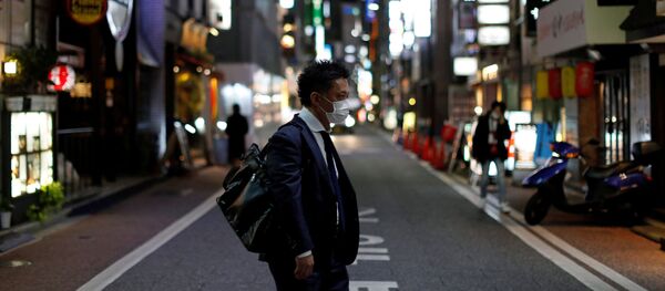 Người đàn ông trong một khẩu trang bảo vệ trên đường phố Tokyo Người đàn ông trong một khẩu trang bảo vệ trên đường phố Tokyo - Sputnik Việt Nam