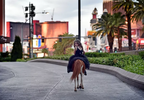 Cô bé cưỡi ngựa lùn pony trên phố Las Vegas Cô bé cưỡi ngựa lùn pony trên phố Las Vegas - Sputnik Việt Nam