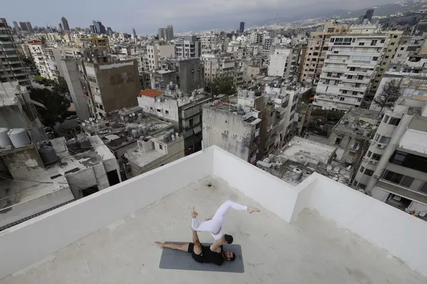 Tập yoga trên nóc tòa nhà chung cư ở quận Ain al-Remmanekh thuộc Beirut Tập yoga trên nóc tòa nhà chung cư ở quận Ain al-Remmanekh thuộc Beirut - Sputnik Việt Nam