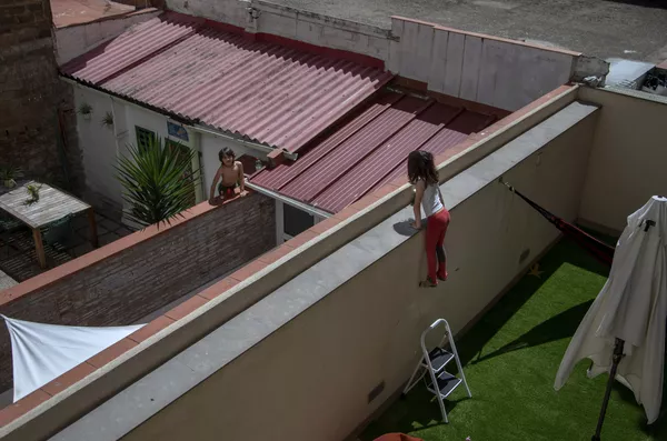 Bé Gala 7 tuổi trò chuyện qua hàng rào với bạn cùng lớp Oliver 6 tuổi ở Barcelona, Tây Ban Nha Bé Gala 7 tuổi trò chuyện qua hàng rào với bạn cùng lớp Oliver 6 tuổi ở Barcelona, Tây Ban Nha - Sputnik Việt Nam