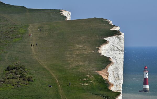 Mọi người đi dạo theo vách đá Beachy Head, Vương quốc Anh - Sputnik Việt Nam