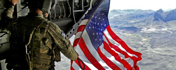 Người lính Mỹ với cờ Mỹ - Sputnik Việt Nam