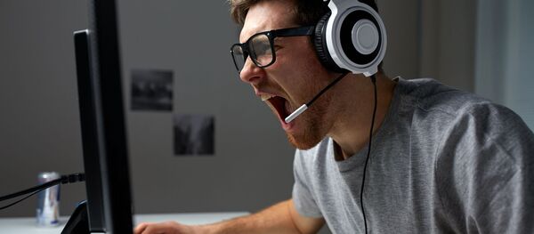 Gamer đeo tai nghe máy tính - Sputnik Việt Nam