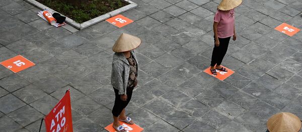 Mọi người giữ khoảng cách để phòng chống virus coronavirus tại gạo miễn phí tại Hà Nội, Việt Nam Mọi người giữ khoảng cách để phòng chống virus coronavirus tại gạo miễn phí tại Hà Nội, Việt Nam - Sputnik Việt Nam