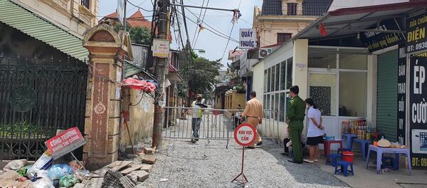 Lối vào thôn Kiêu Kỵ được dựng barie Lối vào thôn Kiêu Kỵ được dựng barie - Sputnik Việt Nam