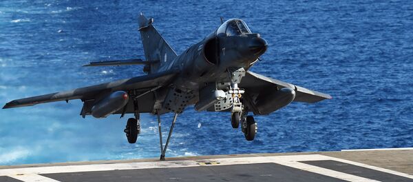 Cường kích cơ Dassoo Supeer-Étendard của Pháp trên boong tàu sân bay Charles de Gaulle ở Biển Địa Trung Hải - Sputnik Việt Nam
