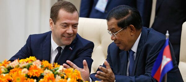 Thủ tướng Nga Dmitry Medvedev và Thủ tướng Campuchia Hun Sen trong lễ ký kết các văn bản chung tại Phnom Penh Thủ tướng Nga Dmitry Medvedev và Thủ tướng Campuchia Hun Sen trong lễ ký kết các văn bản chung tại Phnom Penh - Sputnik Việt Nam