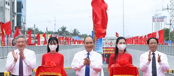 Thủ tướng Nguyễn Xuân Phúc và các đại biểu thực hiện nghi thức khánh thành. - Sputnik Việt Nam