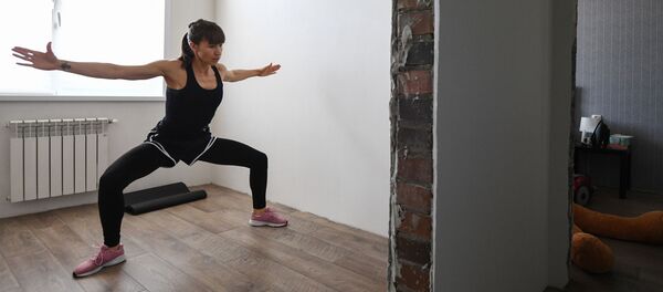 Anastasia Salamatina, người hướng dẫn các chương trình nhóm tại câu lạc bộ thể hình Grand Arena, trong khi ghi lại một khóa đào tạo trực tuyến Anastasia Salamatina, người hướng dẫn các chương trình nhóm tại câu lạc bộ thể hình Grand Arena, trong khi ghi lại một khóa đào tạo trực tuyến - Sputnik Việt Nam