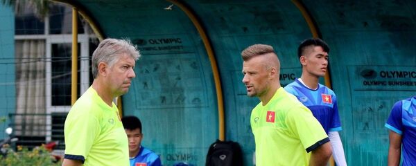 Giám đốc kỹ thuật Juergen Gede (trái) chia tay bóng đá Việt Nam sau 4 năm gắn bó với nhiều thành công Giám đốc kỹ thuật Juergen Gede (trái) chia tay bóng đá Việt Nam sau 4 năm gắn bó với nhiều thành công - Sputnik Việt Nam