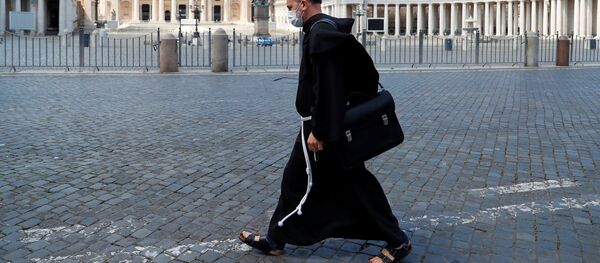 Nhà sư ở Quảng trường Thánh Peter trống rỗng, Vatican Nhà sư ở Quảng trường Thánh Peter trống rỗng, Vatican - Sputnik Việt Nam