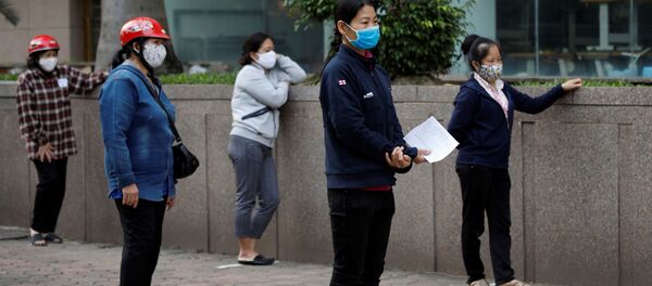 Mọi người giữ khoảng cách xã hội trên một con phố ở Hà Nội, Việt Nam. - Sputnik Việt Nam