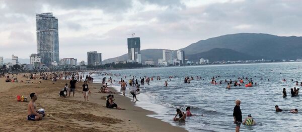 Du khách du lịch và tắm mát tại bãi biển Quy Nhơn (Bình Định). - Sputnik Việt Nam
