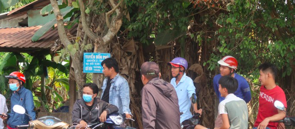 Người dân tụ tập xem truy bắt Lê Quốc Tuấn. Người dân tụ tập xem truy bắt Lê Quốc Tuấn. - Sputnik Việt Nam