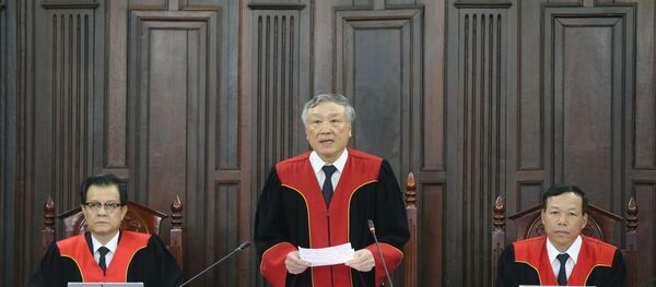 Chánh án Tòa án nhân dân Tối cao Nguyễn Hòa Bình, Chủ tọa phiên tòa phát biểu khai mạc phiên xét xử. Chánh án Tòa án nhân dân Tối cao Nguyễn Hòa Bình, Chủ tọa phiên tòa phát biểu khai mạc phiên xét xử. - Sputnik Việt Nam