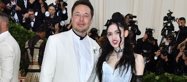 Ca sĩ Grimes với Elon Musk. - Sputnik Việt Nam