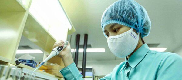 Kỹ thuật viên đang nghiên cứu chế tạo vaccine Covid-19 của Việt Nam. - Sputnik Việt Nam