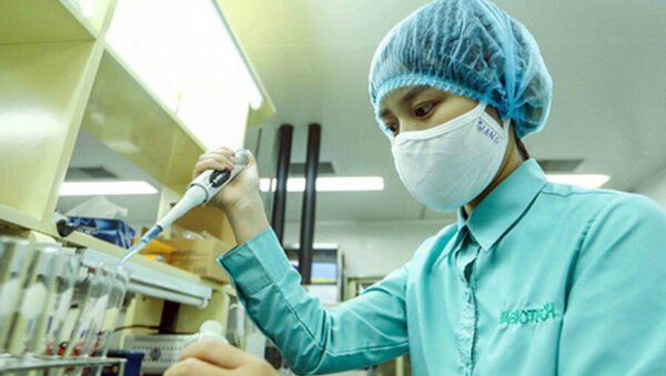 Kỹ thuật viên đang nghiên cứu chế tạo vaccine Covid-19 của Việt Nam. - Sputnik Việt Nam