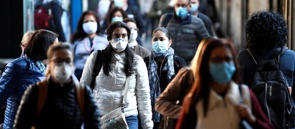 Những người đeo mặt nạ tại một nhà ga xe lửa ở Milan sau khi cách ly ở Ý Những người đeo mặt nạ tại một nhà ga xe lửa ở Milan sau khi cách ly ở Ý - Sputnik Việt Nam
