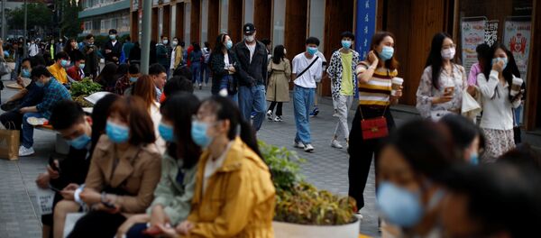 Người dân đeo mặt nạ bảo vệ trên đường phố Bắc Kinh - Sputnik Việt Nam