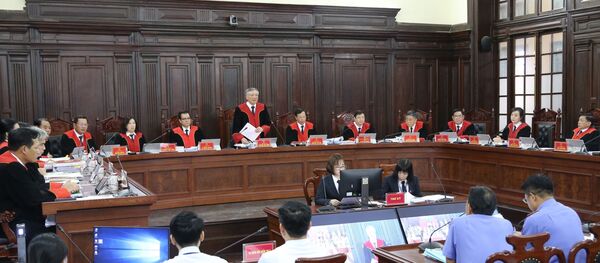 Chánh án Tòa án nhân dân Tối cao Nguyễn Hòa Bình, Chủ tọa phiên tòa phát biểu khai mạc phiên xét xử. Chánh án Tòa án nhân dân Tối cao Nguyễn Hòa Bình, Chủ tọa phiên tòa phát biểu khai mạc phiên xét xử. - Sputnik Việt Nam