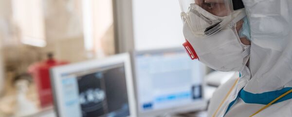 Nhân viên y tế trong bệnh viện cho bệnh nhân bị nhiễm coronavirus - Sputnik Việt Nam