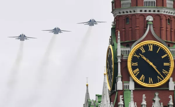 Máy bay ném bom tiền tuyến Su-24 trong buổi diễn tập cho cuộc trình diễu trên không mừng Chiến thắng tại Moskva Máy bay ném bom tiền tuyến Su-24 trong buổi diễn tập cho cuộc trình diễu trên không mừng Chiến thắng tại Moskva - Sputnik Việt Nam