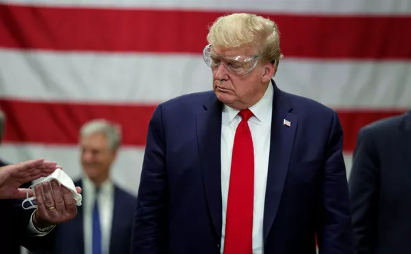 Tổng thống Mỹ Donald Trump thăm nhà máy sản xuất khẩu trang Honeywell ở Phoenix, Hoa Kỳ Tổng thống Mỹ Donald Trump thăm nhà máy sản xuất khẩu trang Honeywell ở Phoenix, Hoa Kỳ - Sputnik Việt Nam