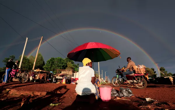 Cầu vồng đôi và người phụ nữ bán đồ ăn nhẹ trên con đường ở huyện Xi'a, Kenya Cầu vồng đôi và người phụ nữ bán đồ ăn nhẹ trên con đường ở huyện Xi'a, Kenya - Sputnik Việt Nam