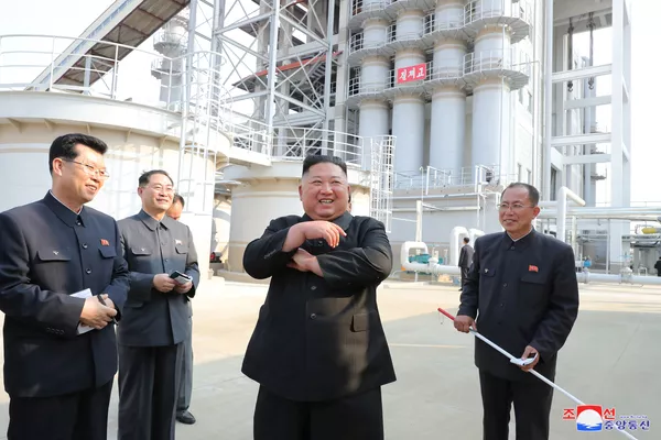 Kim Jong-Un tại lễ hoàn công nhà máy vào ngày 1 tháng 5 Kim Jong-Un tại lễ hoàn công nhà máy vào ngày 1 tháng 5 - Sputnik Việt Nam