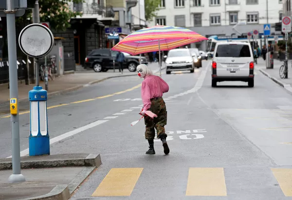 Người đàn ông trong trang phục chú hề đi xuống phố ở Zurich, Thụy Sĩ Người đàn ông trong trang phục chú hề đi xuống phố ở Zurich, Thụy Sĩ - Sputnik Việt Nam