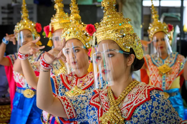 Các vũ công mang tấm nhựa chống dịch trong buổi biểu diễn tại Đền Erawan ở Thái Lan Các vũ công mang tấm nhựa chống dịch trong buổi biểu diễn tại Đền Erawan ở Thái Lan - Sputnik Việt Nam