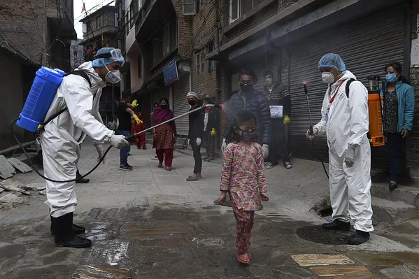 Nhân viên y tế phun thuốc khử trùng lên bé gái ở Kathmandu, Nepal Nhân viên y tế phun thuốc khử trùng lên bé gái ở Kathmandu, Nepal - Sputnik Việt Nam