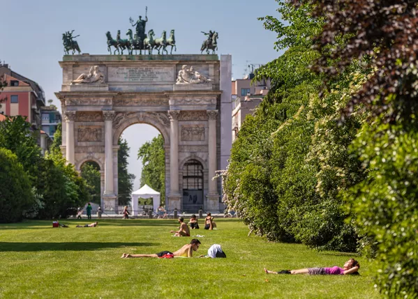 Khách nghỉ ngơi trong công viên ở Milan sau khi nới lỏng hạn chế ở Ý Khách nghỉ ngơi trong công viên ở Milan sau khi nới lỏng hạn chế ở Ý - Sputnik Việt Nam