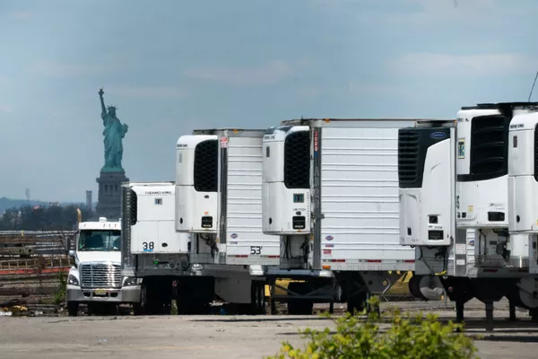 Xe lạnh chuyển thành nhà xác di động trên phố Brooklyn trong nền cảnh tượng nữ thần tự do, New York
Xe lạnh chuyển thành nhà xác di động trên phố Brooklyn trong nền cảnh tượng nữ thần tự do, New York
- Sputnik Việt Nam