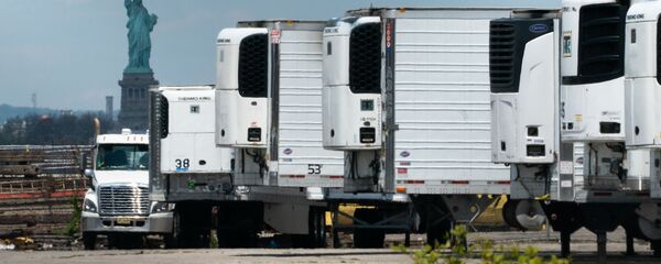 Xe lạnh chuyển thành nhà xác di động trên phố Brooklyn trong nền cảnh tượng nữ thần tự do, New York Xe lạnh chuyển thành nhà xác di động trên phố Brooklyn trong nền cảnh tượng nữ thần tự do, New York - Sputnik Việt Nam