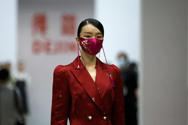 Người mẫu đeo khẩu trang trong China Fashion Week tại Bắc Kinh Người mẫu đeo khẩu trang trong China Fashion Week tại Bắc Kinh - Sputnik Việt Nam