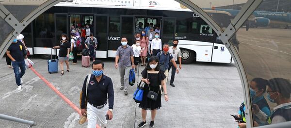  Hành khách bắt buộc phải đo thân nhiệt và khai báo y tế trước khi lên máy bay. - Sputnik Việt Nam