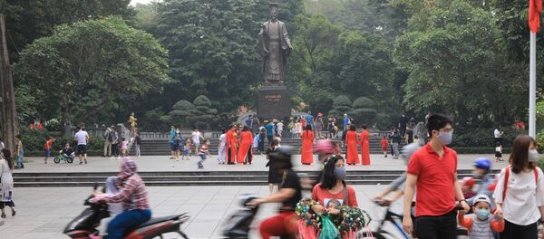 Khu vực hồ Hoàn Kiếm lượng khách du lịch và người dân tăng cao dịp nghỉ lễ 30-4 và 1-5 - Sputnik Việt Nam