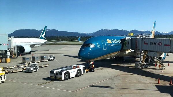 Máy bay của Vietnam Airlines đón công dân Việt Nam tại sân bay quốc tế Vancouver (Canada) - Sputnik Việt Nam