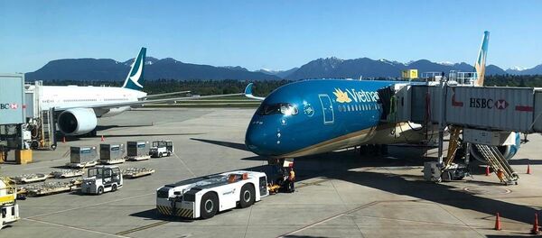 Máy bay của Vietnam Airlines đón công dân Việt Nam tại sân bay quốc tế Vancouver (Canada) Máy bay của Vietnam Airlines đón công dân Việt Nam tại sân bay quốc tế Vancouver (Canada) - Sputnik Việt Nam