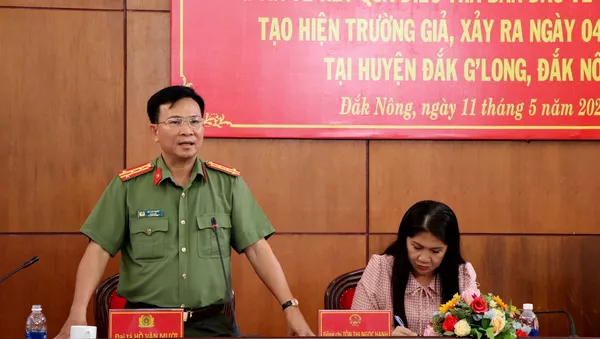 Đại tá Hồ Văn Mười, Giám đốc Công an tỉnh Đắk Nông thông tin tại buổi họp báo. - Sputnik Việt Nam