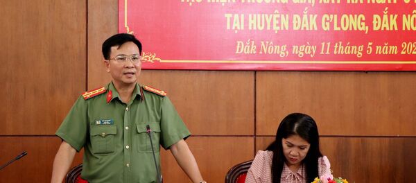 Đại tá Hồ Văn Mười, Giám đốc Công an tỉnh Đắk Nông thông tin tại buổi họp báo. - Sputnik Việt Nam