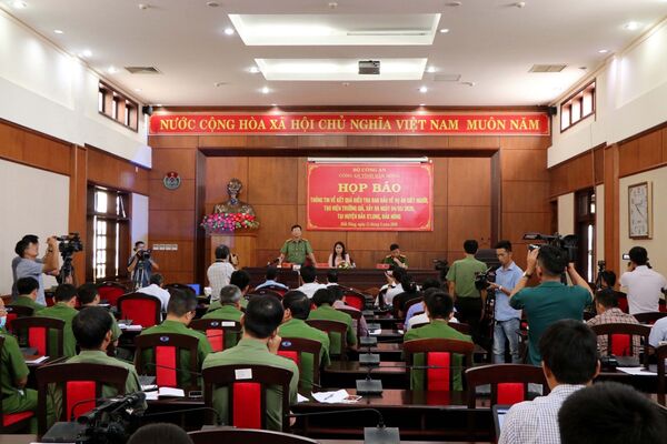 Họp báo vụ Bí thư xã giết cháu vợ: Dựng hiện trường giả để nhận tiền bảo hiểm Họp báo vụ Bí thư xã giết cháu vợ: Dựng hiện trường giả để nhận tiền bảo hiểm - Sputnik Việt Nam