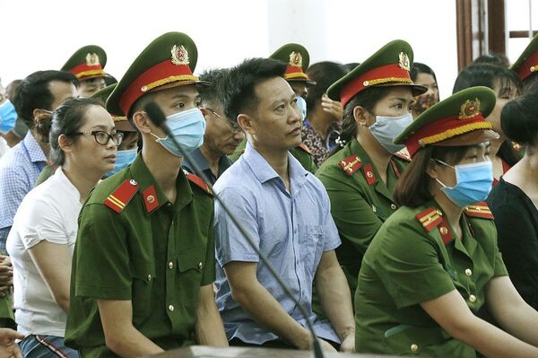 Xét xử 15 bị cáo trong vụ gian lận điểm thi tại Hòa Bình Xét xử 15 bị cáo trong vụ gian lận điểm thi tại Hòa Bình - Sputnik Việt Nam