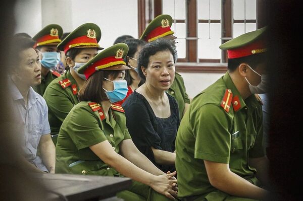 Xét xử 15 bị cáo trong vụ gian lận điểm thi tại Hòa Bình Xét xử 15 bị cáo trong vụ gian lận điểm thi tại Hòa Bình - Sputnik Việt Nam