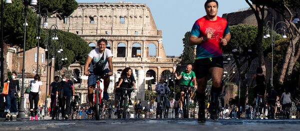 Người dân Ý chơi thể thao sau khi nới lỏng biện pháp cách ly. - Sputnik Việt Nam