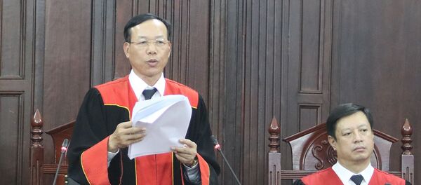 Phó Chánh án Toà án nhân dân Tối cao Nguyễn Trí Tuệ thay mặt Hội đồng Thẩm phán công bố phán quyết giám đốc thẩm về vụ án Hồ Duy Hải. Phó Chánh án Toà án nhân dân Tối cao Nguyễn Trí Tuệ thay mặt Hội đồng Thẩm phán công bố phán quyết giám đốc thẩm về vụ án Hồ Duy Hải. - Sputnik Việt Nam